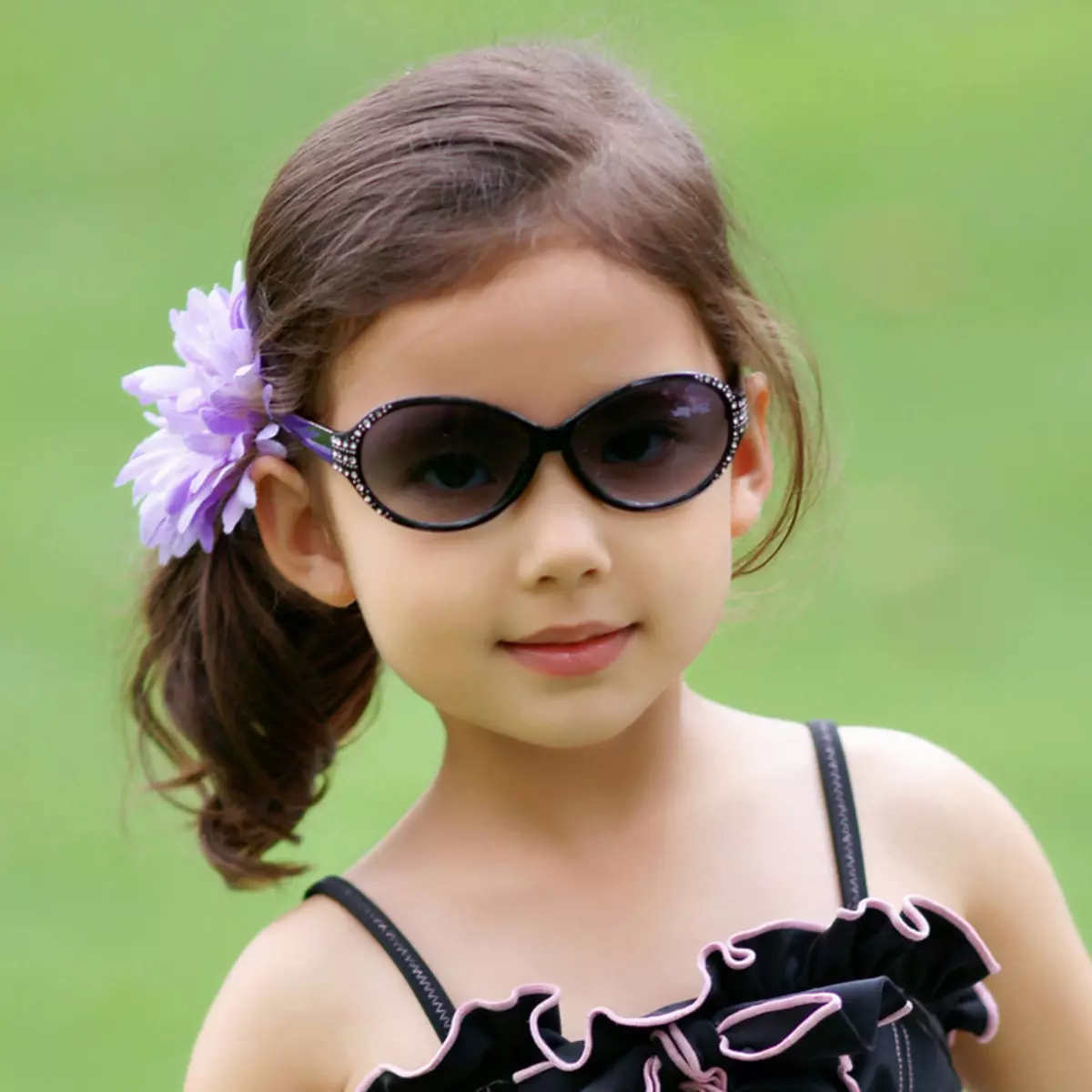 Bayi Sunglasses (73 Foto): Trendi Sunglays, Model kanggo bocah-bocah, Model kanggo bocah, Perlindhungan Sun sing dipercaya 13566_23
