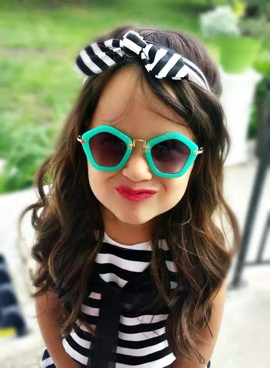Babyzonnebril (73 foto's): Trendy zonnebril echte kinderen, modellen voor kinderen, betrouwbare zonbescherming 13566_29