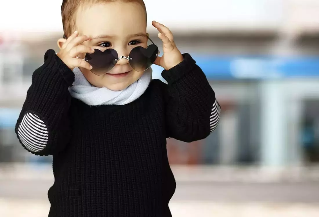 Bayi Sunglasses (73 Foto): Trendi Sunglays, Model kanggo bocah-bocah, Model kanggo bocah, Perlindhungan Sun sing dipercaya 13566_31