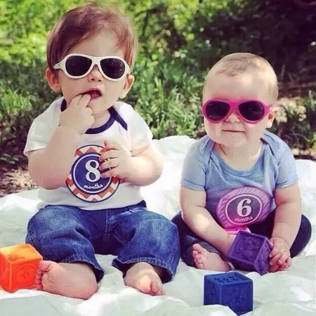 Бебе очила за сонце (73 фотографии): Трендовски очила за сонце Реал деца, модели за деца, сигурна заштита од сонце 13566_33