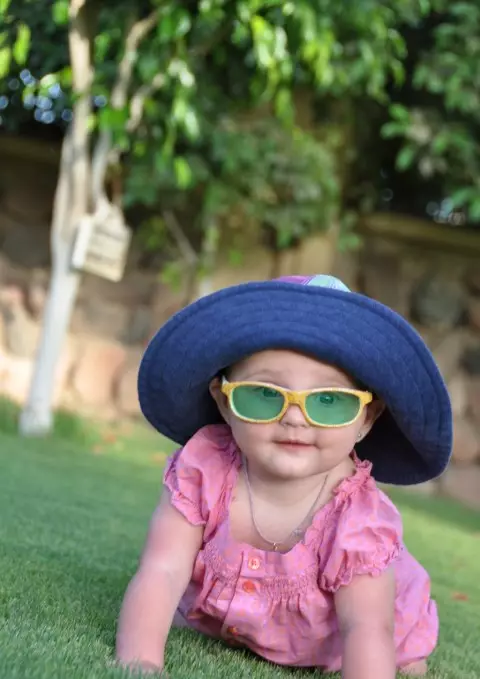 Baby Sunglasses (73 foto): Sunglasses Trendi Anak-anak Nyata, Model untuk Anak-anak, Perlindungan Matahari yang andal 13566_35