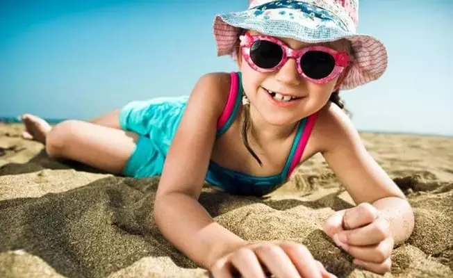 Bayi Sunglasses (73 Foto): Trendi Sunglays, Model kanggo bocah-bocah, Model kanggo bocah, Perlindhungan Sun sing dipercaya 13566_40