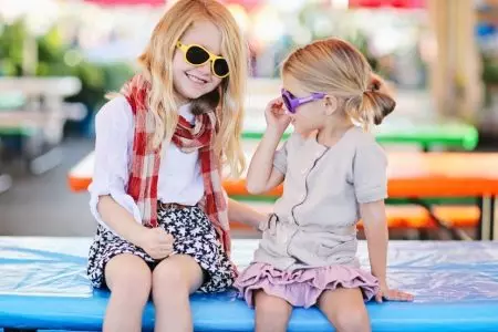 Bayi Sunglasses (73 Foto): Trendi Sunglays, Model kanggo bocah-bocah, Model kanggo bocah, Perlindhungan Sun sing dipercaya 13566_45