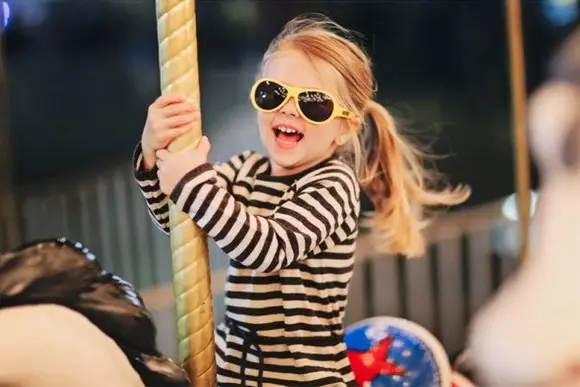 Bayi Sunglasses (73 Foto): Trendi Sunglays, Model kanggo bocah-bocah, Model kanggo bocah, Perlindhungan Sun sing dipercaya 13566_52