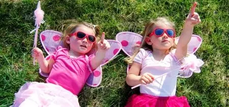 Babyzonnebril (73 foto's): Trendy zonnebril echte kinderen, modellen voor kinderen, betrouwbare zonbescherming 13566_59