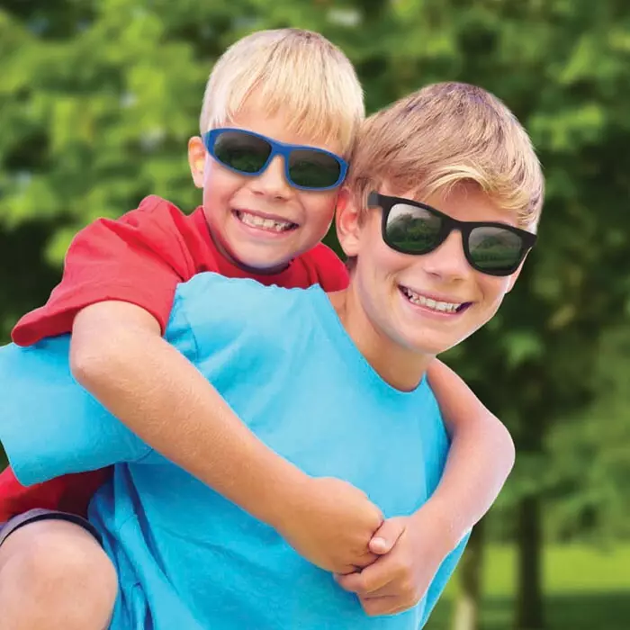 Óculos de sol bebés (73 fotos): Óculos de sol na moda Crianças reais, modelos para crianças, proteção solar confiável 13566_67