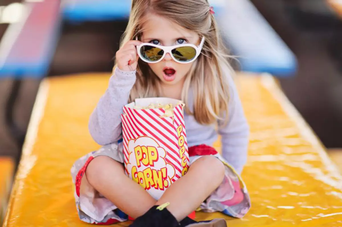 Baby Sunglasses (73 լուսանկար). Գերժամանակակից արեւային ակնոցներ իրական երեխաներ, մոդելներ երեխաների համար, հուսալի արեւի պաշտպանություն 13566_7