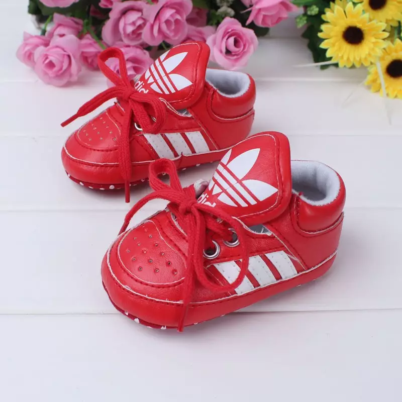 Sneakers Lledr Plant (32 Lluniau): Modelau i ferched, alla i olchi mewn peiriant golchi 13569_12