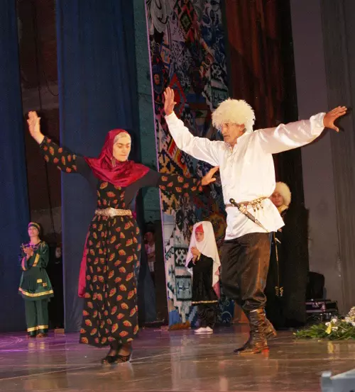 National costume sa Dagestan (34 litrato): Tradisyonal nga babaye ug sa mga tawo ni Dagestan outfit 1356_16