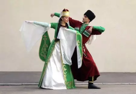 Valsts kostīms Dagestan (34 fotogrāfijas): tradicionālās sieviešu un vīriešu dagestan apģērbs 1356_8
