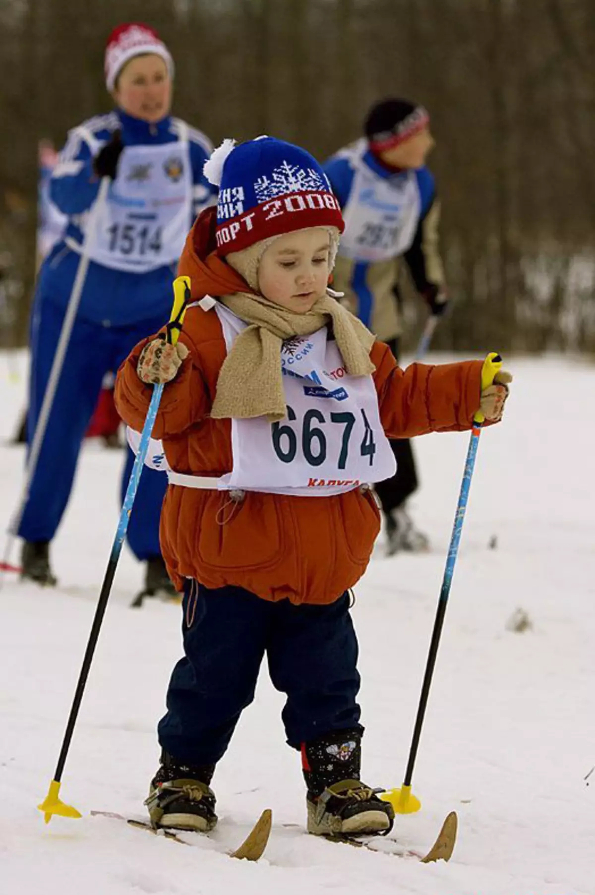 Маленькие лыжники. Дети на лыжах. Лыжный спорт дети. Детский лыжный спорт. Горнолыжный спорт дети.