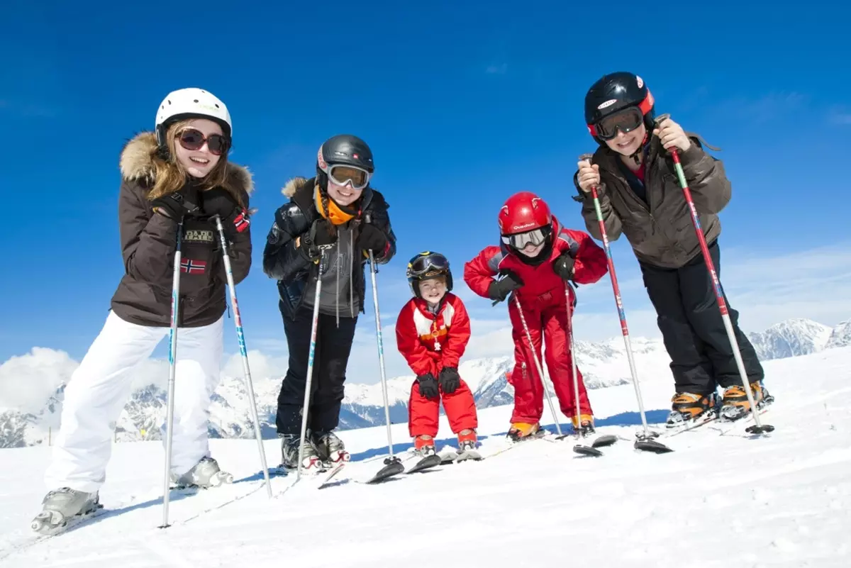 Маленькие лыжники. Катание на горных лыжах. Дети на горных лыжах. Дети на горнолыжке. Семья с детьми на лыжах.
