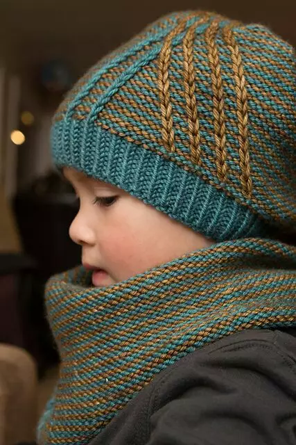 Stel Children's serp en hoed (35 foto's): wanten en handskoene vir kinders, Winter stel 13576_32