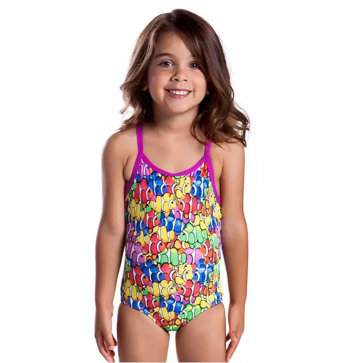 لباس شنا کودکان (122 عکس): مدل های دختران و کودکان، فیوژن، بافتنی، سفید 13579_27