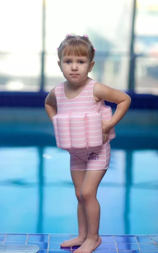 Maillots de bain pour enfants (122 photos): modèles pour filles et enfants, fusion, tricoté, blanc 13579_80