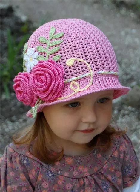 儿童帽子（47张照片）：女孩型号，带田地 13581_21