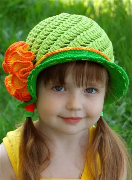 儿童帽子（47张照片）：女孩型号，带田地 13581_41