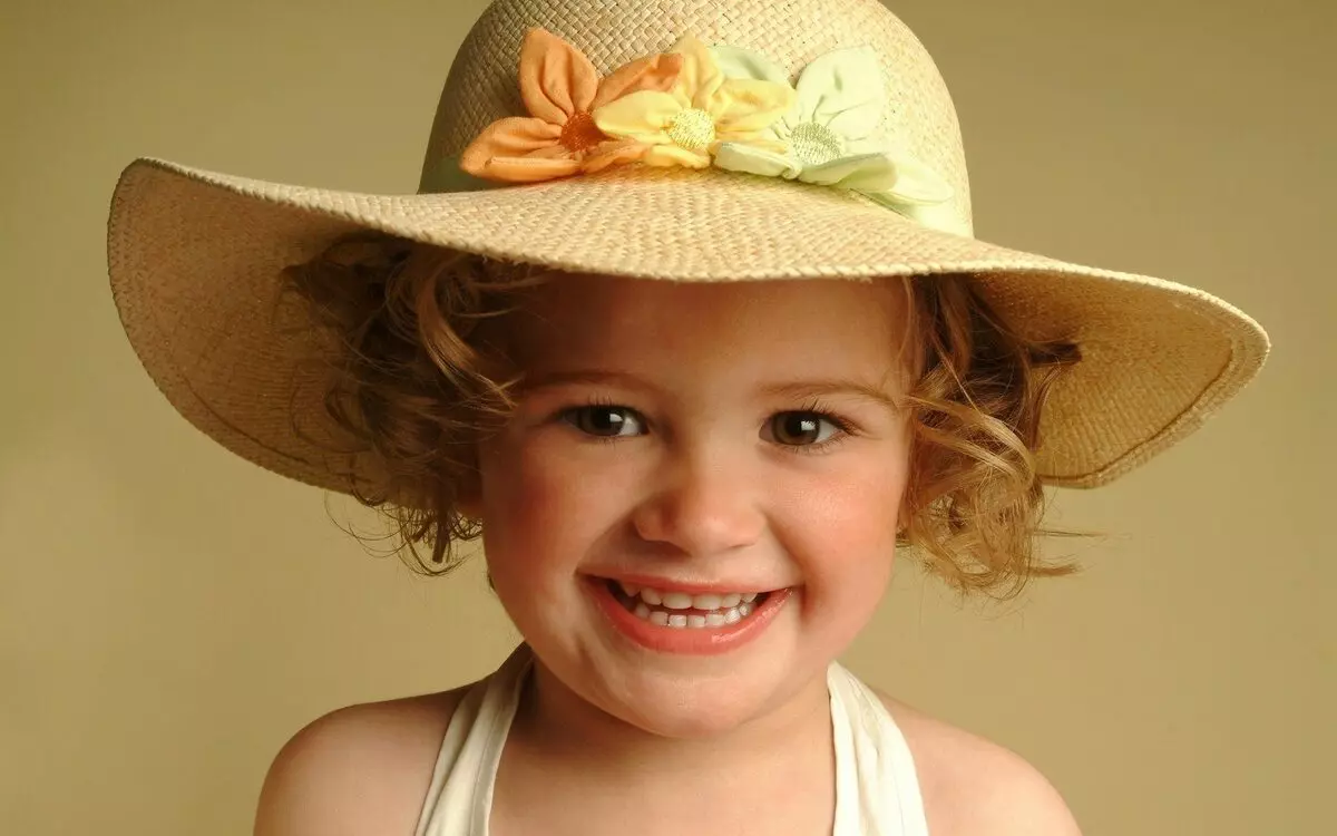 儿童帽子（47张照片）：女孩型号，带田地 13581_42