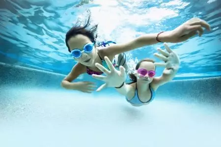 Otroška kopalke za bazen za dekleta (77 fotografij): model za plavanje, zaprto kopalnico za otroke za plažo 13583_2