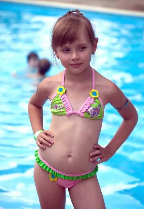 Swimwear për fëmijë për pishinë për vajzat (77 foto): Modeli për notim, rroba banje e mbyllur për fëmijë 13583_44