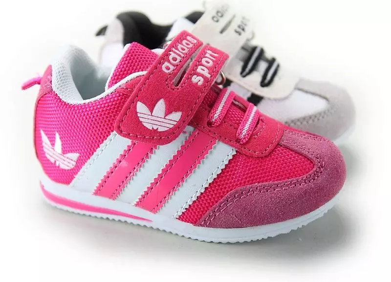 Kinder sneakers (86 foto's): voor tienermeisjes 12 jaar, maten, zwarte modellen met lichten, voetbal en gebreid, reviews 13586_75