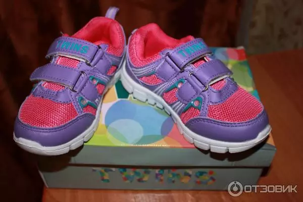 Kinder sneakers (86 foto's): voor tienermeisjes 12 jaar, maten, zwarte modellen met lichten, voetbal en gebreid, reviews 13586_80