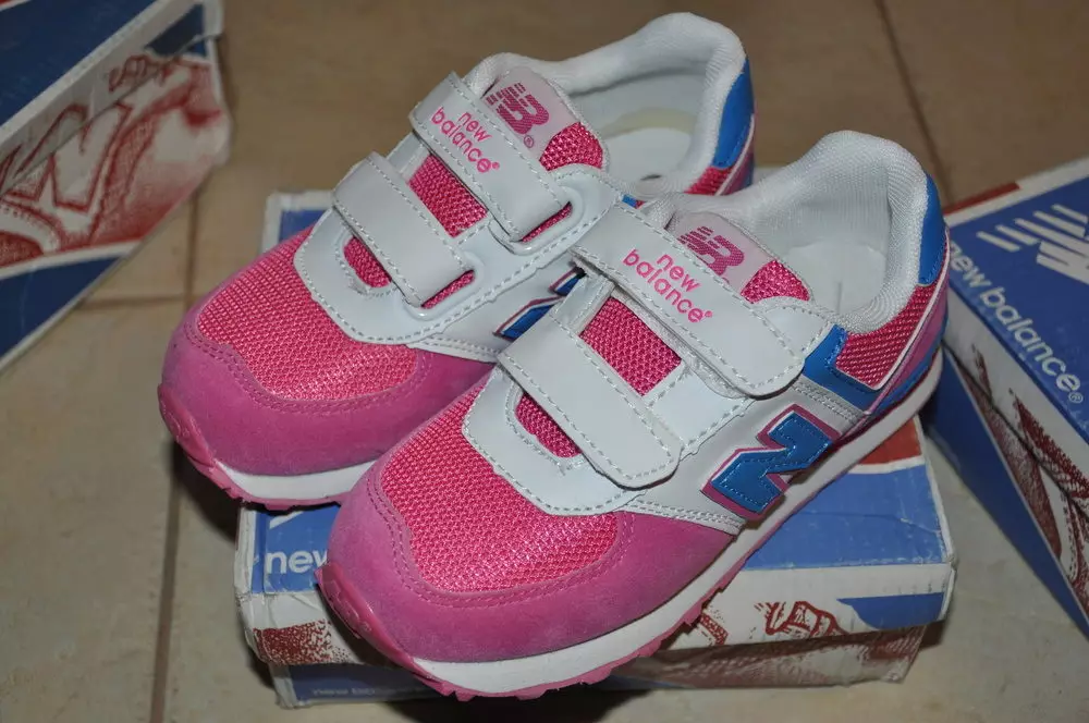 Kinder sneakers (86 foto's): voor tienermeisjes 12 jaar, maten, zwarte modellen met lichten, voetbal en gebreid, reviews 13586_81