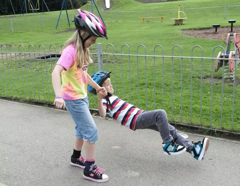 Zapatillas de deporte sobre ruedas para niñas (49 fotos): modelos con rodillos y ruedas 13588_43