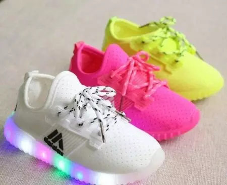 თეთრი sneakers for გოგონა (40 ფოტო): ბავშვთა მოდელები, სპორტული აერობიკის 13591_31