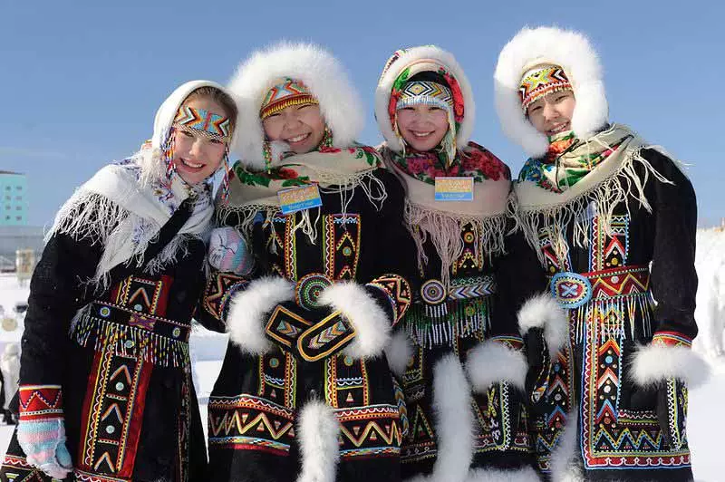 Yakut အမျိုးသားဝတ်စုံ (ဓာတ်ပုံ 48 ခု) - ရိုးရာ Yakut ဆင်မြန်း, Yakutants မိန်းကလေးများနှင့်အမျိုးသမီးများအတွက်မော်ဒယ်များ 1359_12