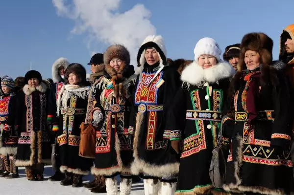 Yakut ეროვნული სარჩელი (48 სურათები): ტრადიციული Yakut კაბები, მოდელები Yakutants გოგონა და ქალები 1359_13