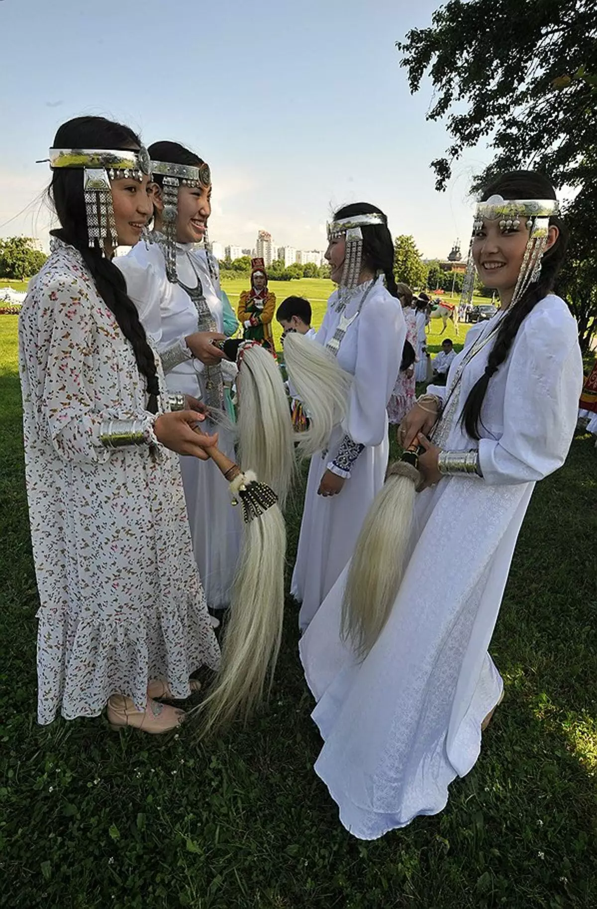 याकुट नेशनल सूट (protes 48 चित्रहरू): परम्परागत याकट ड्रेस, या तकर्मी केटी र महिलाका लागि मोडेलहरू 1359_16
