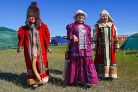 Yakut အမျိုးသားဝတ်စုံ (ဓာတ်ပုံ 48 ခု) - ရိုးရာ Yakut ဆင်မြန်း, Yakutants မိန်းကလေးများနှင့်အမျိုးသမီးများအတွက်မော်ဒယ်များ 1359_2