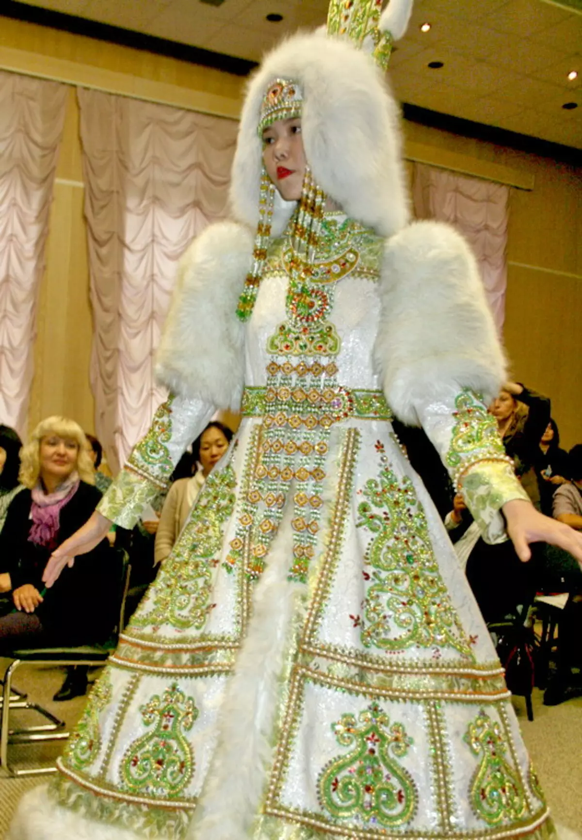 Suit National Yakut (48 gambar): Gaun Yakut Tradisional, Model kanggo Yakutants Prawan lan Wanita 1359_22