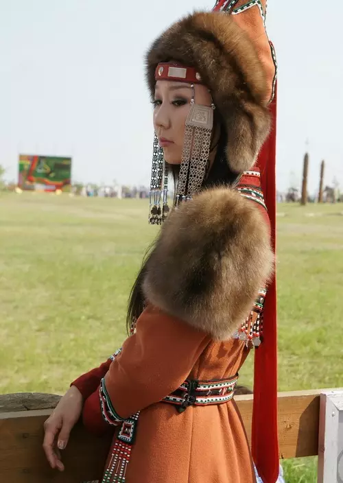 Yakut National Suit (48 mga larawan): Tradisyunal na Yakut Dresses, mga modelo para sa Yakutants Girl at Women 1359_23