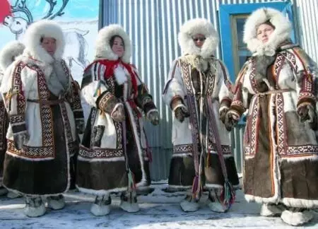 Yakut အမျိုးသားဝတ်စုံ (ဓာတ်ပုံ 48 ခု) - ရိုးရာ Yakut ဆင်မြန်း, Yakutants မိန်းကလေးများနှင့်အမျိုးသမီးများအတွက်မော်ဒယ်များ 1359_24