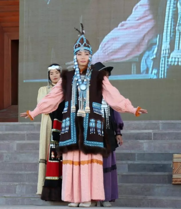 Suit National Yakut (48 gambar): Gaun Yakut Tradisional, Model kanggo Yakutants Prawan lan Wanita 1359_28