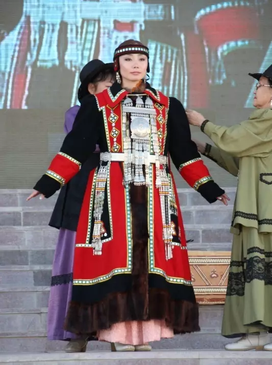 Yakut Národný oblek (48 obrázkov): Tradičné šaty Yakut, modely pre Yakutants Dievča a ženy 1359_29