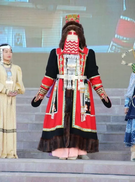 Yakut ეროვნული სარჩელი (48 სურათები): ტრადიციული Yakut კაბები, მოდელები Yakutants გოგონა და ქალები 1359_30
