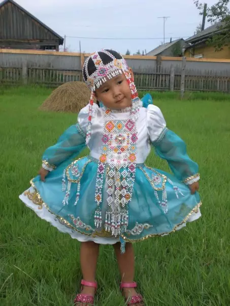 Suit National Yakut (48 gambar): Gaun Yakut Tradisional, Model kanggo Yakutants Prawan lan Wanita 1359_31
