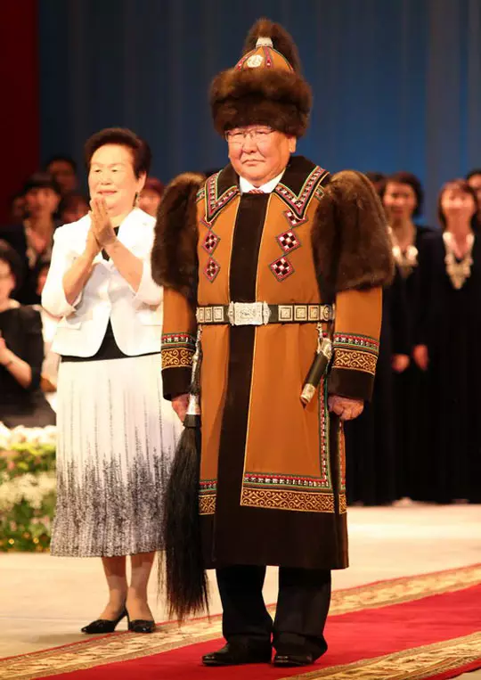 Suit National Yakut (48 gambar): Gaun Yakut Tradisional, Model kanggo Yakutants Prawan lan Wanita 1359_36