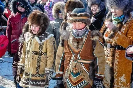 Yakut National Suit (48 mga larawan): Tradisyunal na Yakut Dresses, mga modelo para sa Yakutants Girl at Women 1359_37
