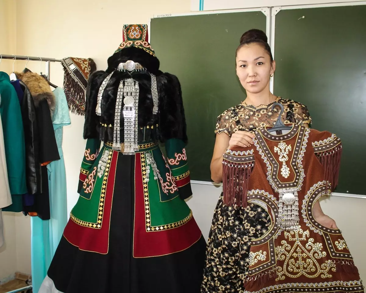 Yakut အမျိုးသားဝတ်စုံ (ဓာတ်ပုံ 48 ခု) - ရိုးရာ Yakut ဆင်မြန်း, Yakutants မိန်းကလေးများနှင့်အမျိုးသမီးများအတွက်မော်ဒယ်များ 1359_38