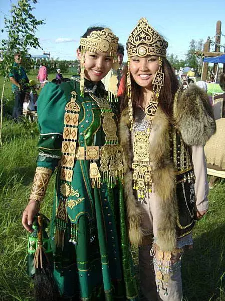 Yakut ეროვნული სარჩელი (48 სურათები): ტრადიციული Yakut კაბები, მოდელები Yakutants გოგონა და ქალები 1359_40