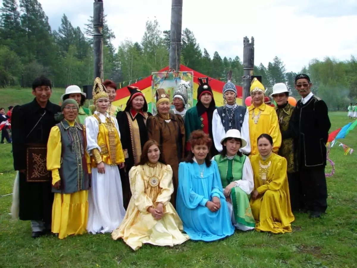 Suit National Yakut (48 gambar): Gaun Yakut Tradisional, Model kanggo Yakutants Prawan lan Wanita 1359_41
