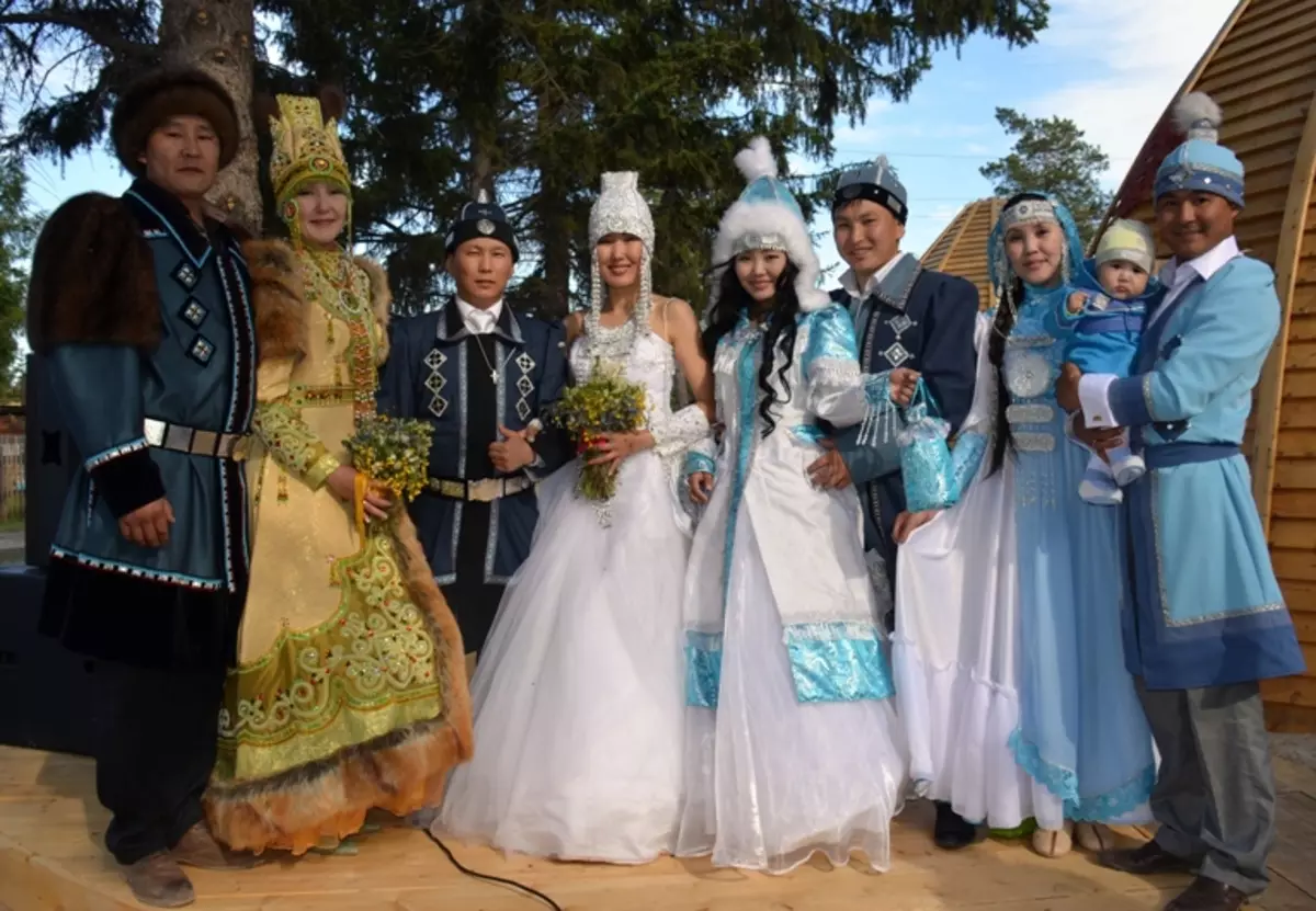 Suit National Yakut (48 gambar): Gaun Yakut Tradisional, Model kanggo Yakutants Prawan lan Wanita 1359_45
