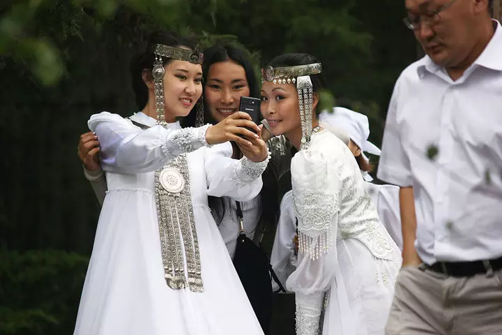 Yakut národní oblek (48 obrázků): tradiční yakut šaty, modely pro dívky a ženy vůz 1359_47