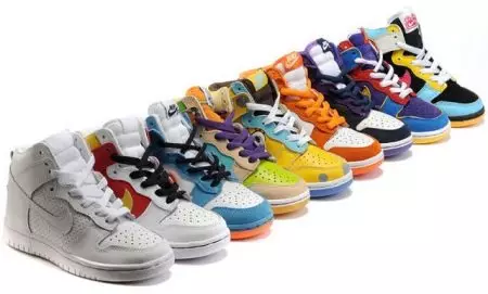 Sneakers infantil Nike (51 fotos): Nike Air Max, baloncesto e modelos de fútbol para nenos, branco e outras cores 13603_23