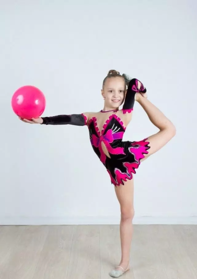 Костюми для художньої гімнастики (60 фото): гімнастичний костюм для виступів для дівчаток 13611_40