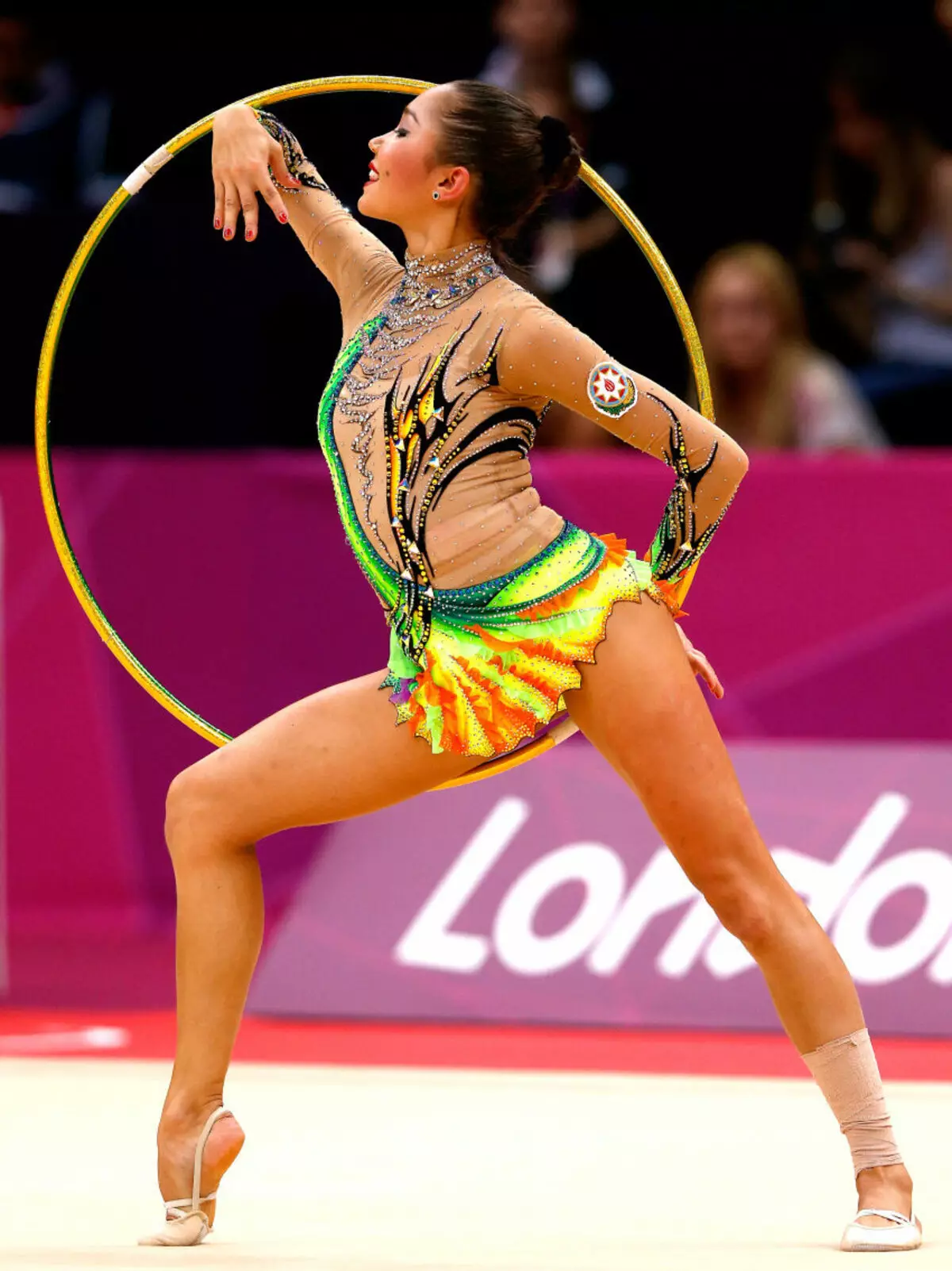 Костюми для художньої гімнастики (60 фото): гімнастичний костюм для виступів для дівчаток 13611_43
